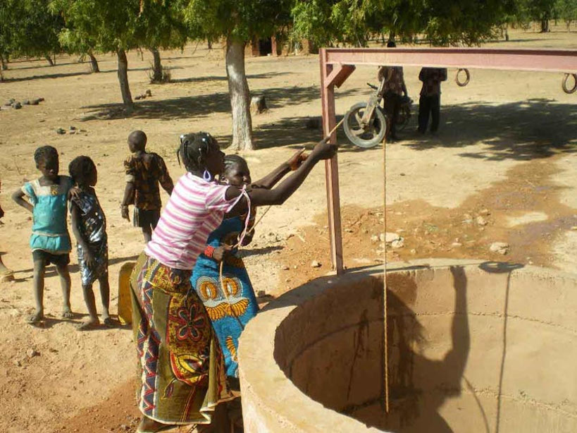 A Sibindi, le manque d’eau est un problème majeur pour des femmes