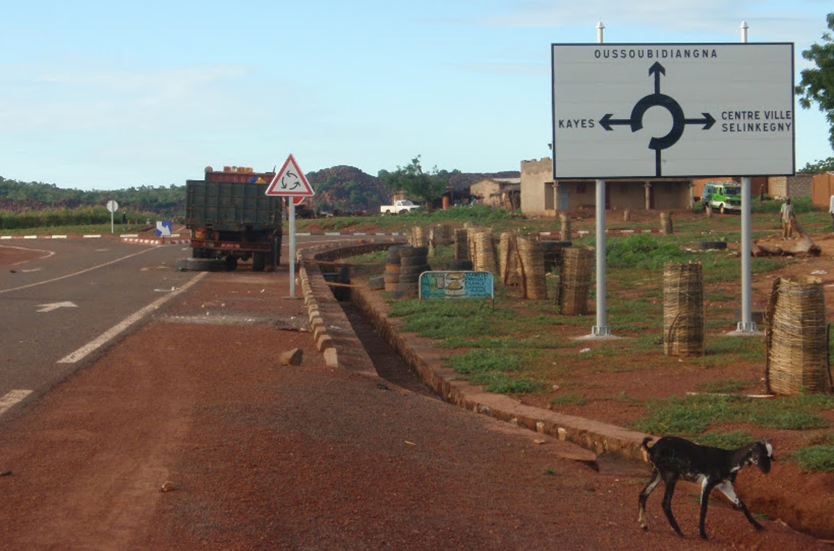Kayes : des jeunes réhabilitent des routes d’Oussoubidjangna