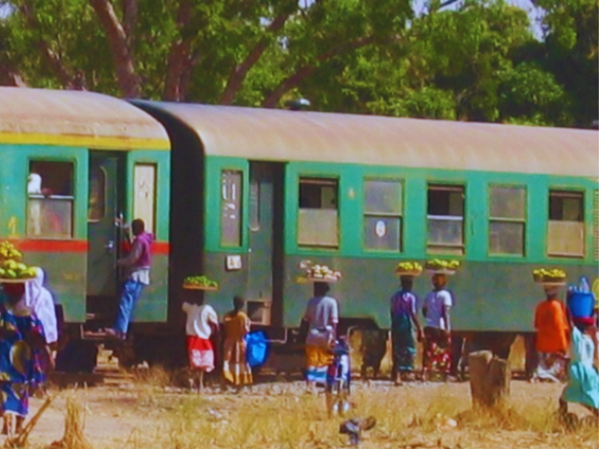 Reprise annoncée du train : des enfants se réjouissent à Kita