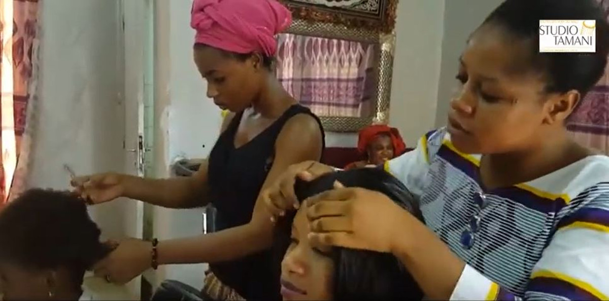 Tabaski : des femmes se font belles avec les pédicure, manucure, henné et tresses