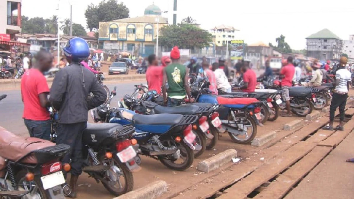 Hausse du prix du carburant : des conducteurs de moto-taxi en colère
