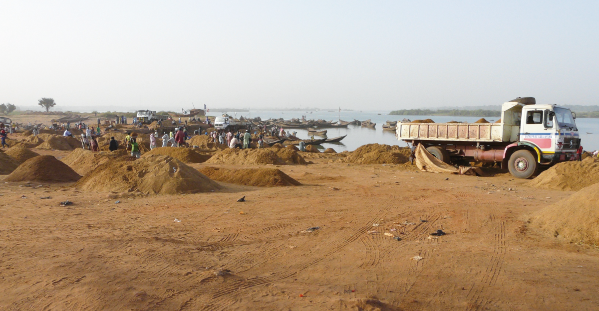 Koulikoro : la crue du fleuve fait doubler le prix du sable et du gravier