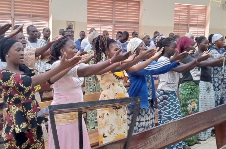 San : prière collective des fidèles chrétiens pour la paix