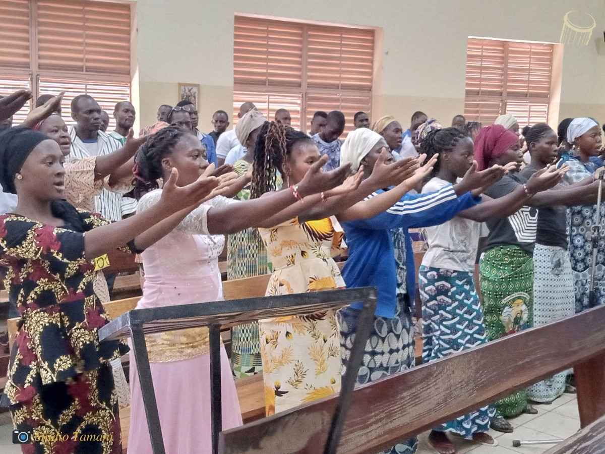 San : prière collective des fidèles chrétiens pour la paix