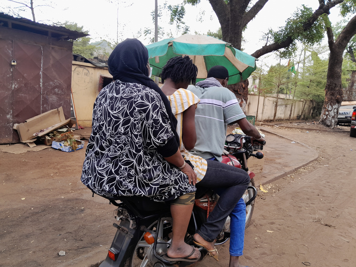 À Sikasso, les conducteurs de moto-taxis bravent l’interdiction du « support à 3 »