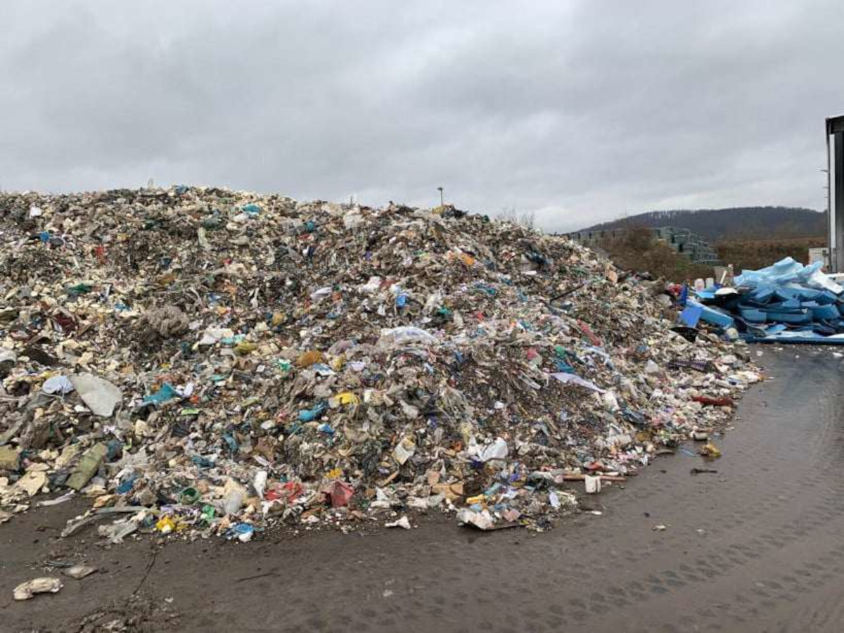 « Parlons de l’Environnement » : Le recyclage de déchets, une solution à la pollution
