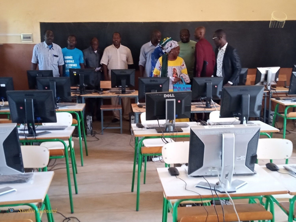 Des ordinateurs offerts à une école privée de San