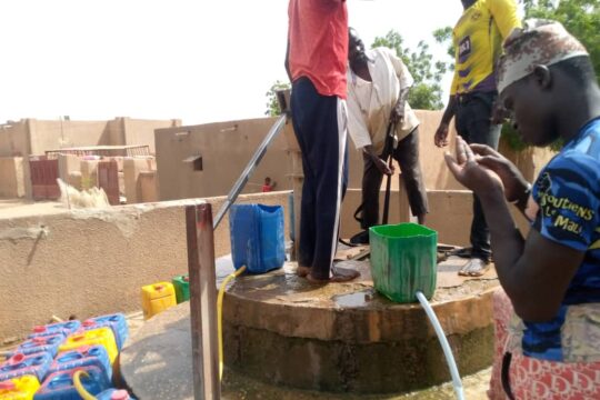 Des hommes autour d'un puits à Ansongo dans la région