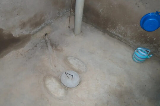 Sur des sites de déplacés, le manque de toilettes favorise la défécation à l’air libre