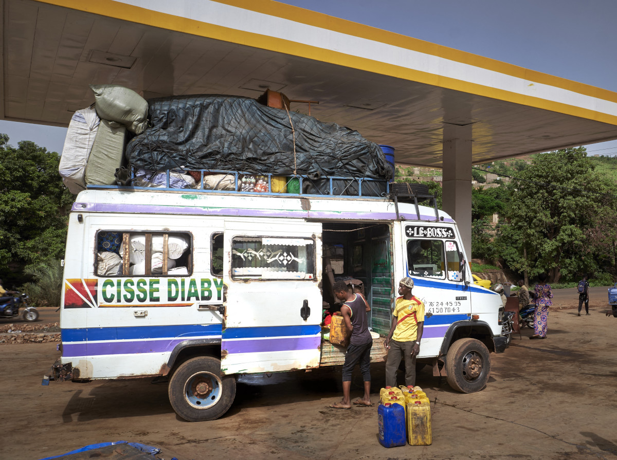 Des hommes armés interceptent un véhicule rempli de carburant