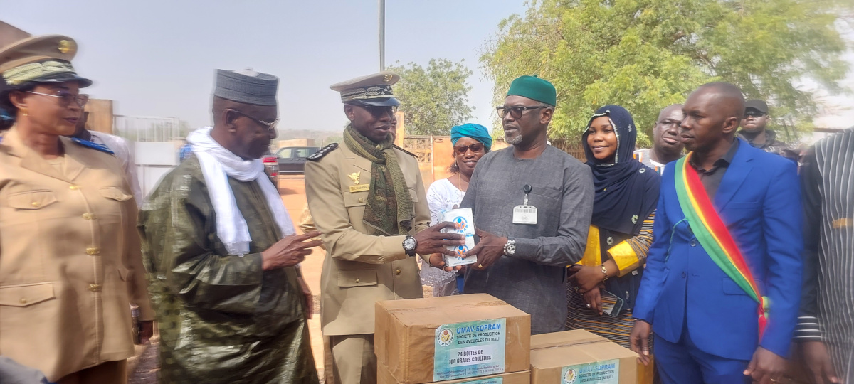 Des cartons de craies offerts aux lycées de Koulikoro