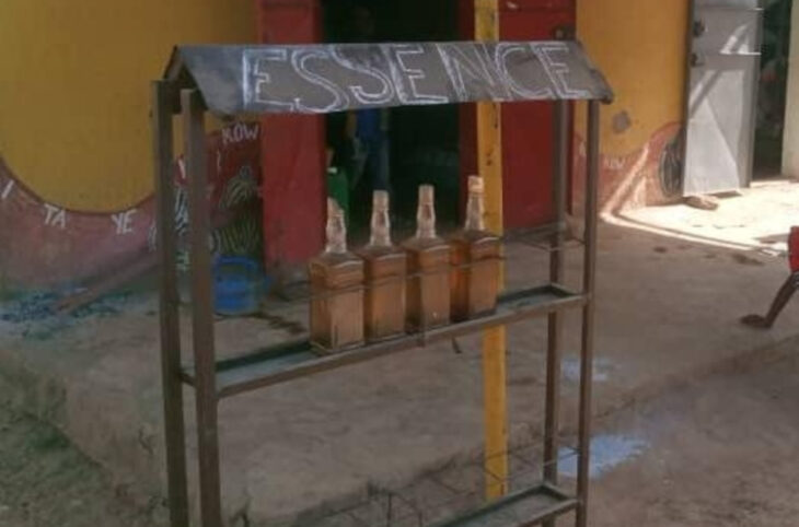 L'essence vendue en bouteille est cher à Yorosso