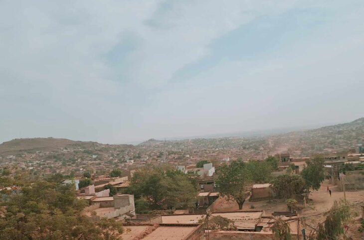 Bamako entre brouillard et poussière