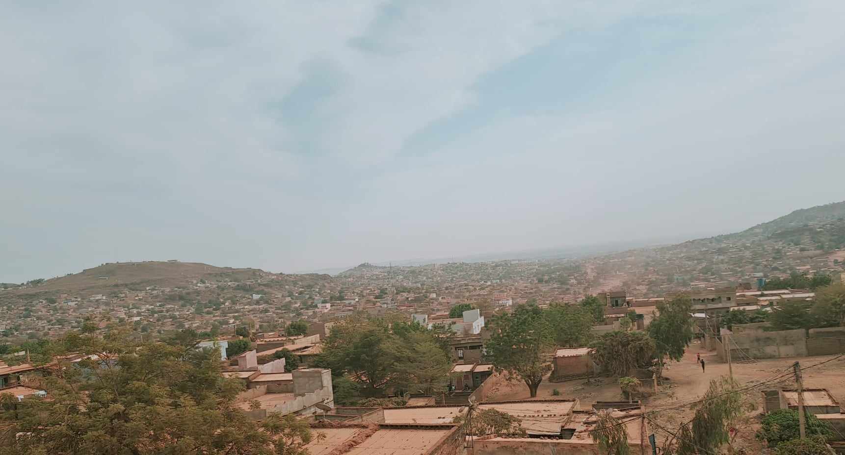 Bamako entre brouillard et poussière