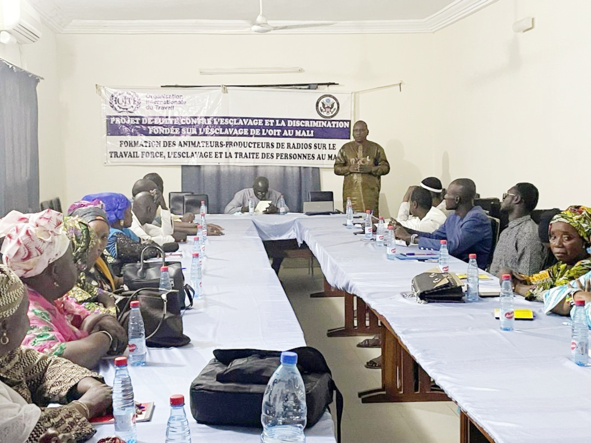 Des hommes de média outillés sur les droits humains