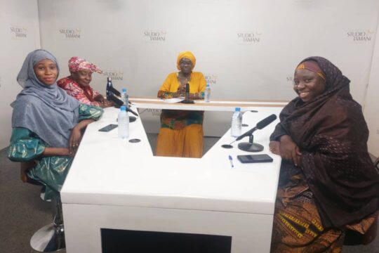 Femme et radio, sur la même longueur d'ondes