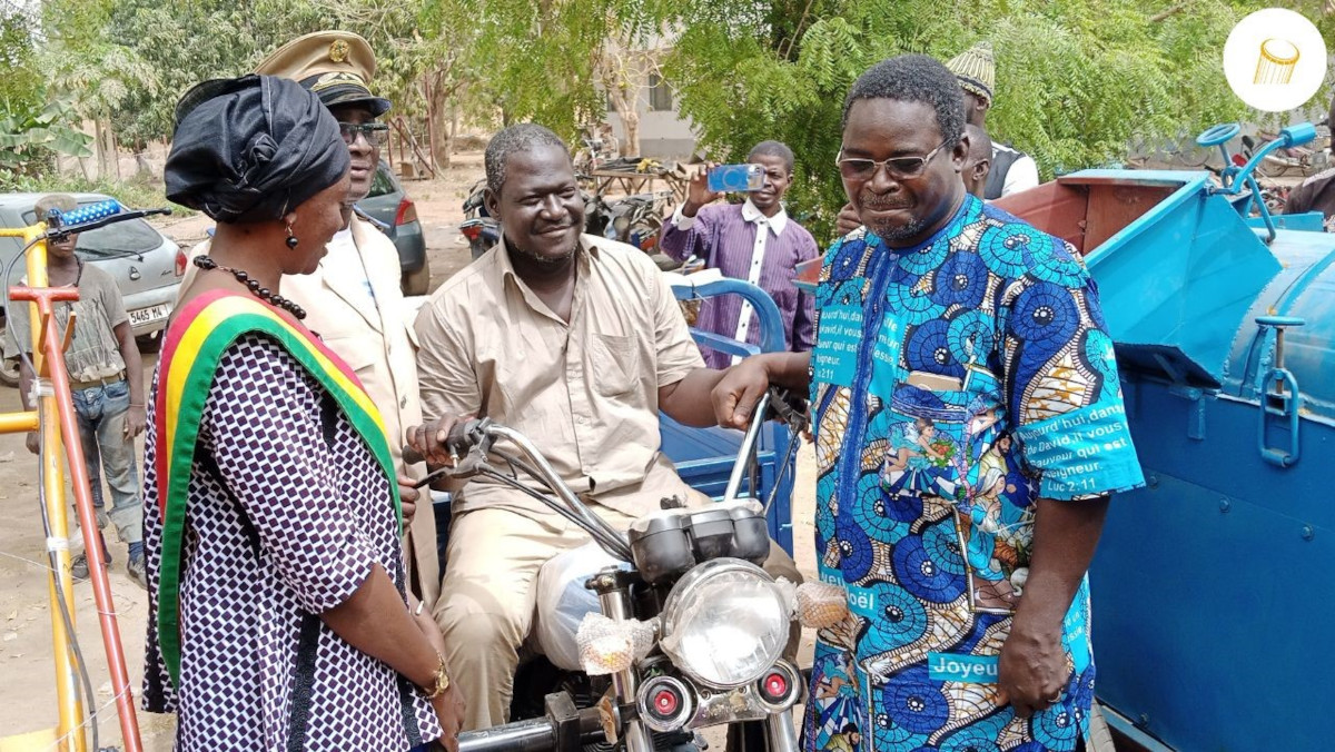 Des jeunes paysans de San équipés