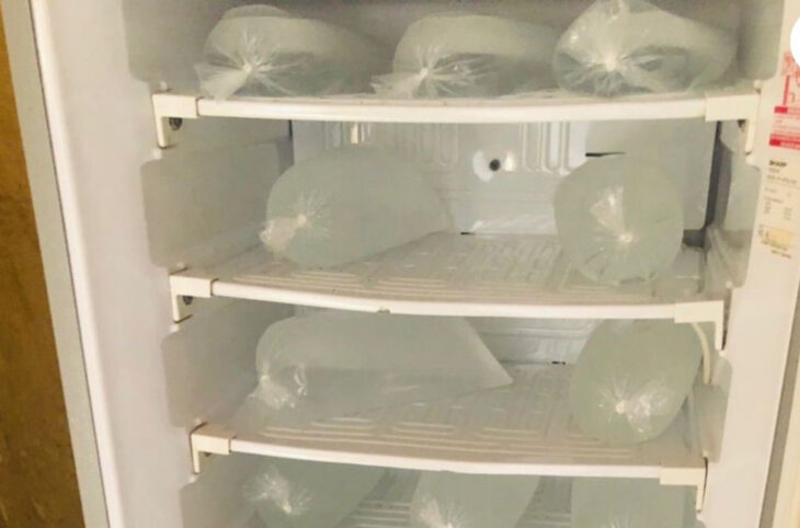 De l'eau glacée, un « précieux sésame » à Bamako