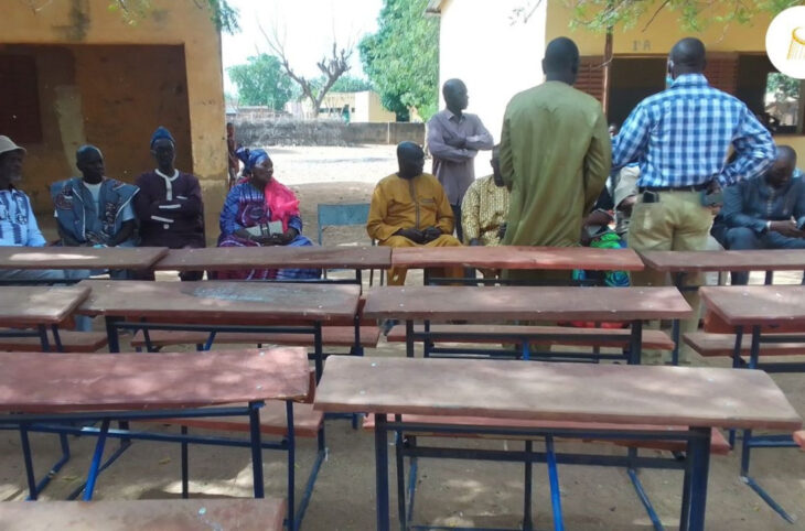 Des tables-bancs remis à une école à Banamba