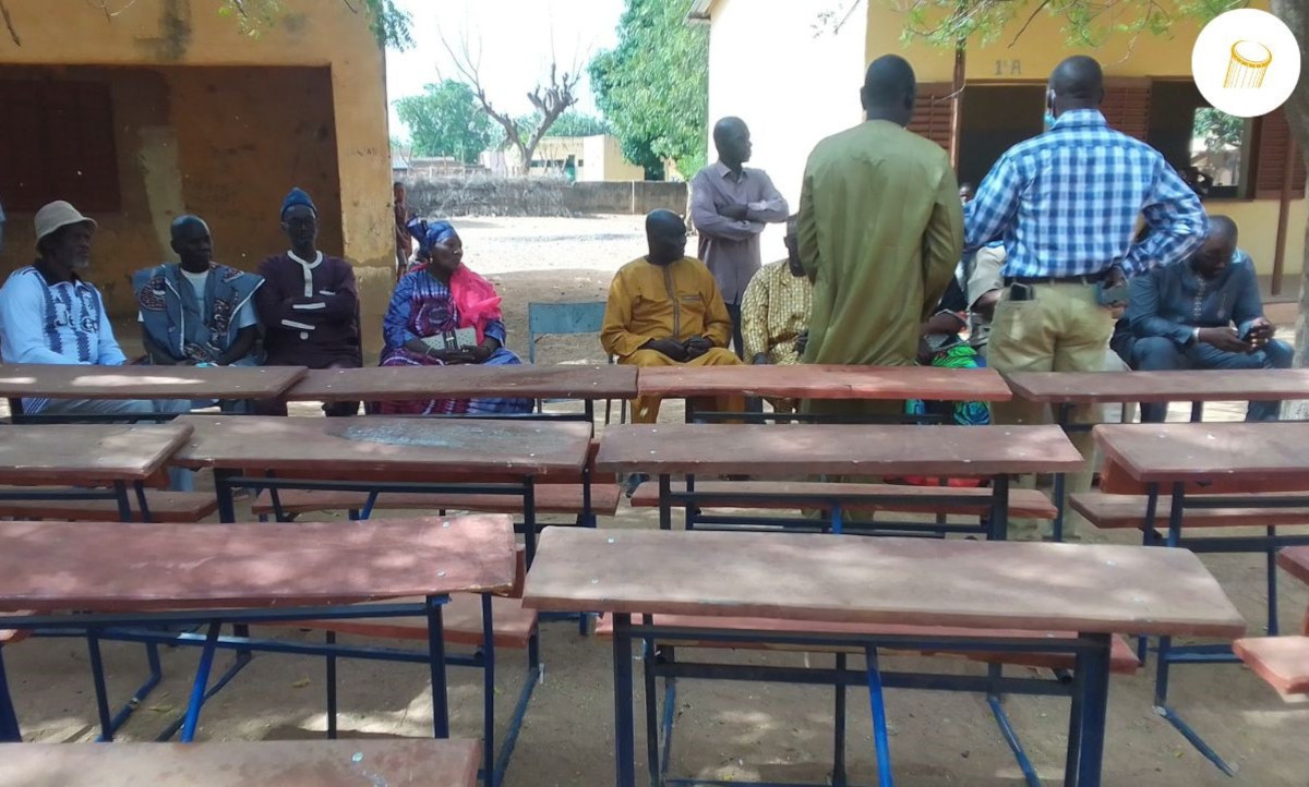 Des tables-bancs remis à une école à Banamba