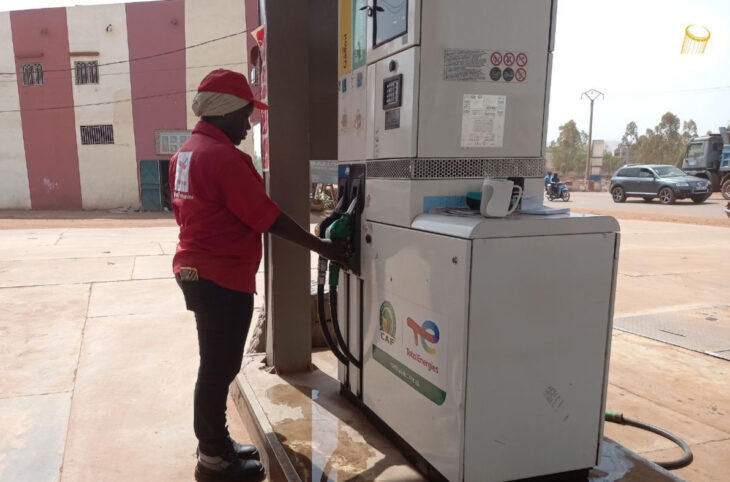Pompiste dans les stations service: le métier se féminise au Mali