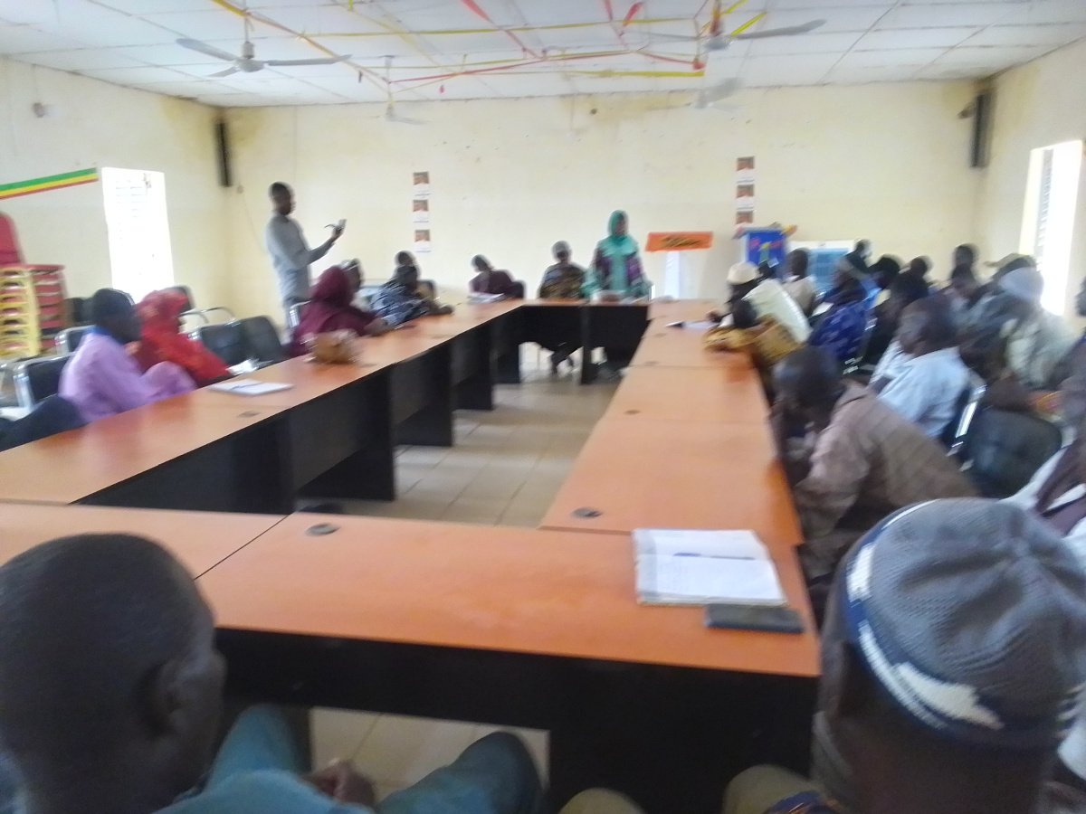 Des paysans échangent sur la gestion du calendrier agricole à Banamba