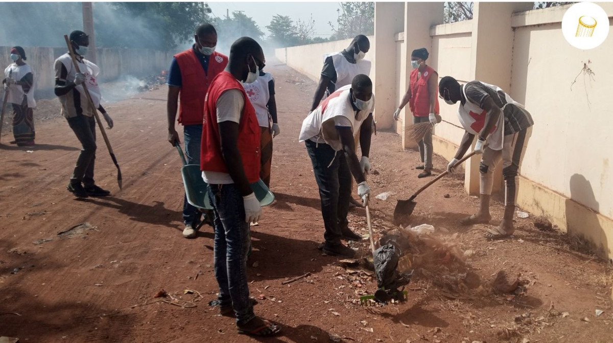 San : des volontaires de la croix rouge assainissent des édifices administratifs