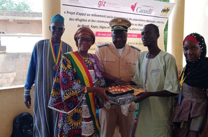 Remise de kits solaires à des jeunes entrepreneurs à San