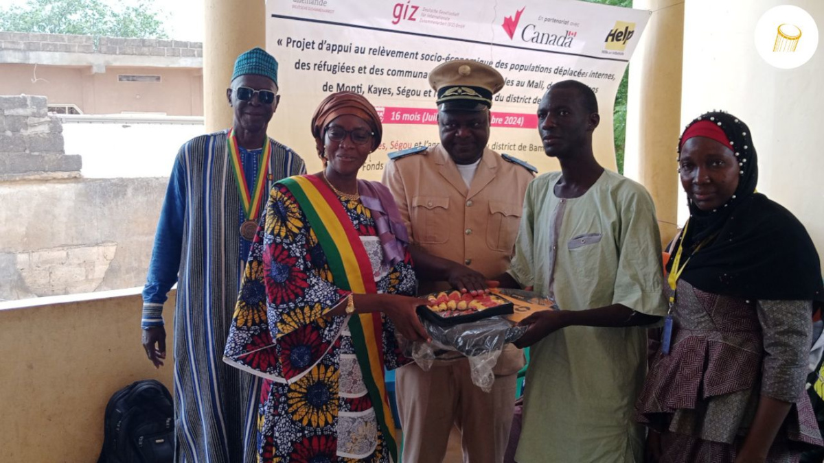 Remise de kits solaires à des jeunes entrepreneurs à San