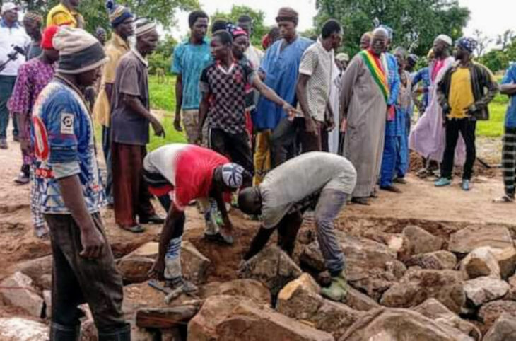 Bafoulabé : la population de Mansonkolon répare la route face aux fortes pluies