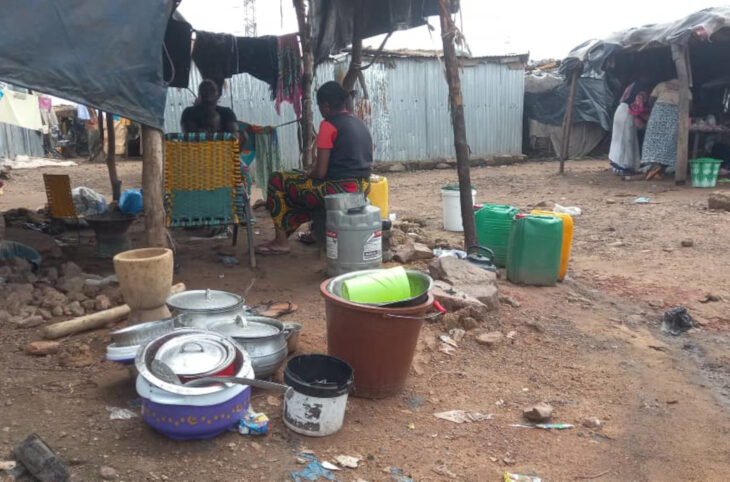 Hivernage: quand cuisiner devient un défi sur les sites de déplacées