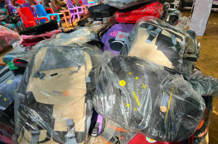 Kayes : remise de kits scolaires à des orphelins et des tentes à des sinistrés