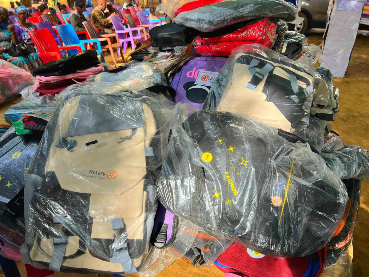 Kayes : remise de kits scolaires à des orphelins et des tentes à des sinistrés
