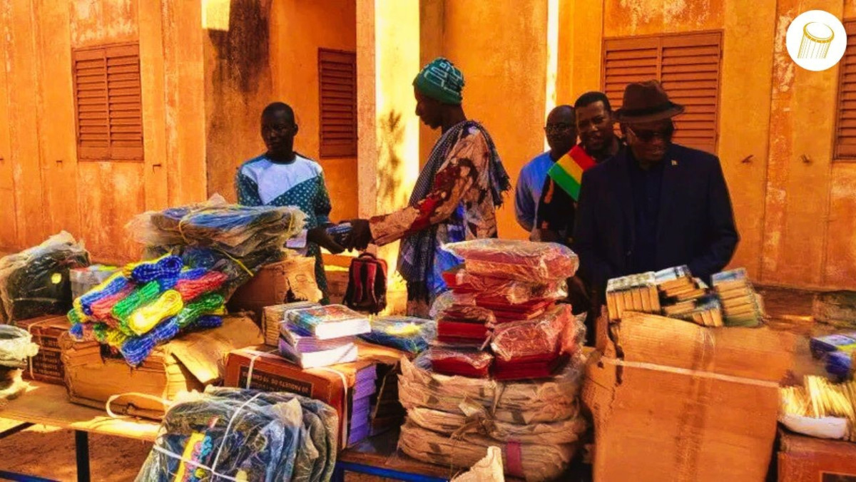 Des fournitures scolaires offertes à des élèves de Diallassagou