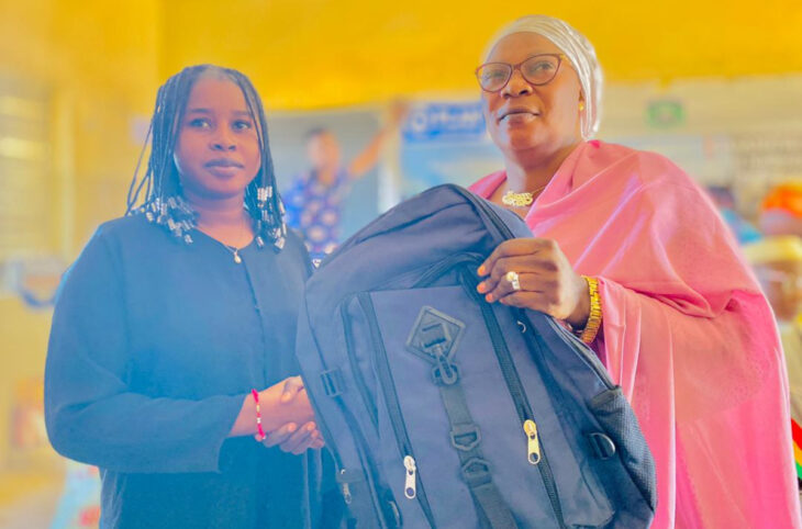 A Diré, des filles apprennent la confection de serviettes hygiéniques