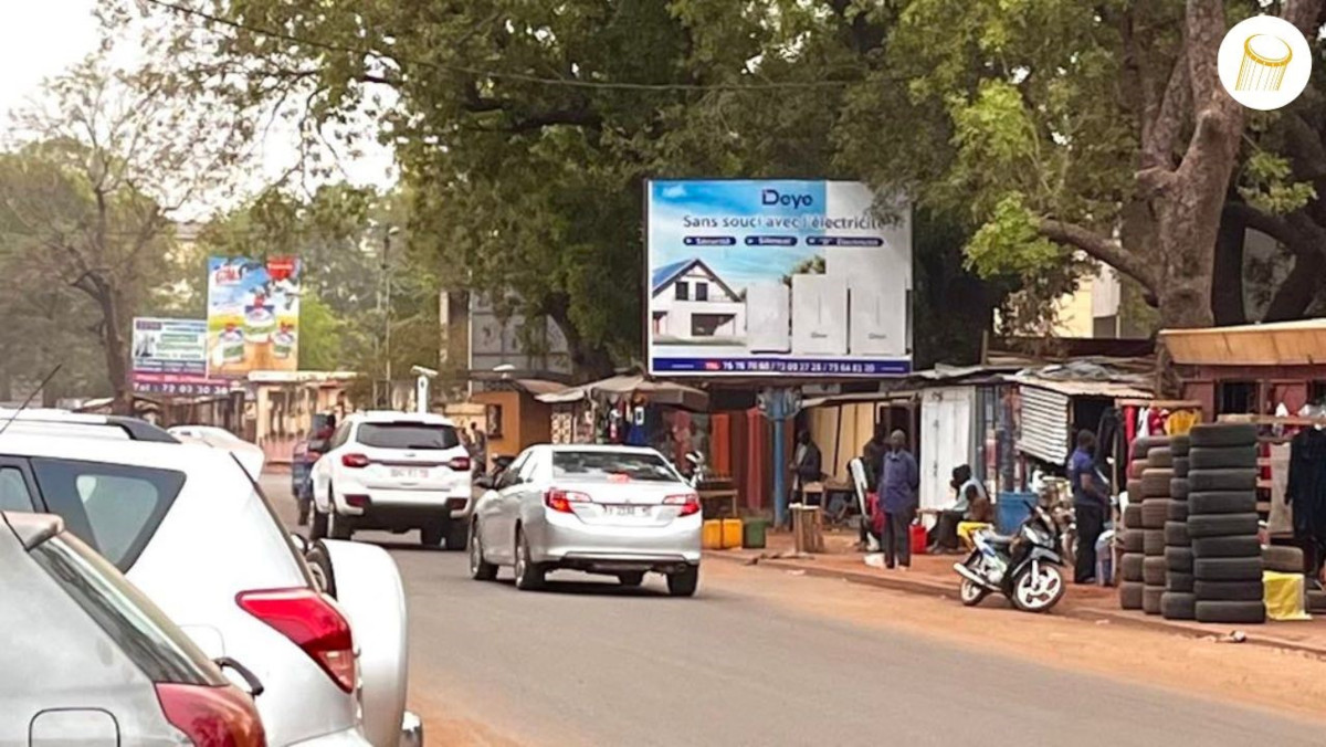 À Bamako, les panneaux publicitaires vétustes inquiètent des usagers de la circulation