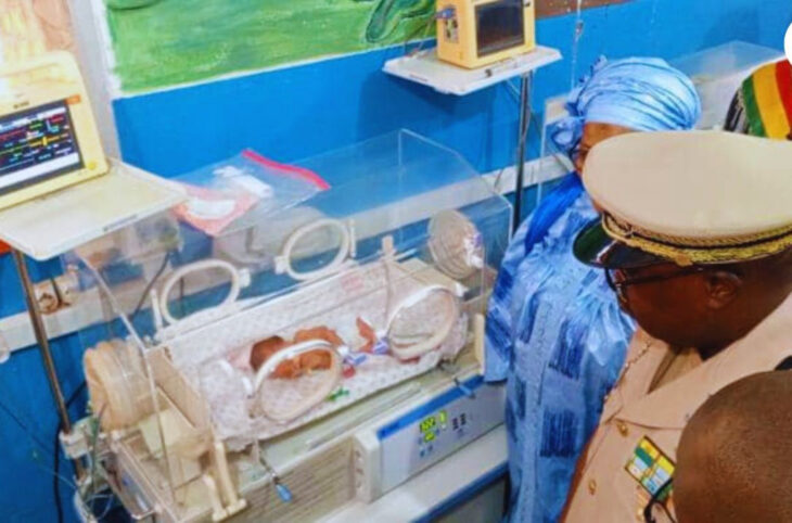 À Koutiala, une mère de quadruplés reçoit le soutien des autorités locales