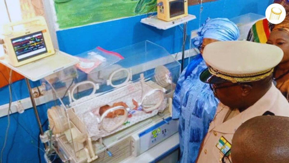 À Koutiala, une mère de quadruplés reçoit le soutien des autorités locales