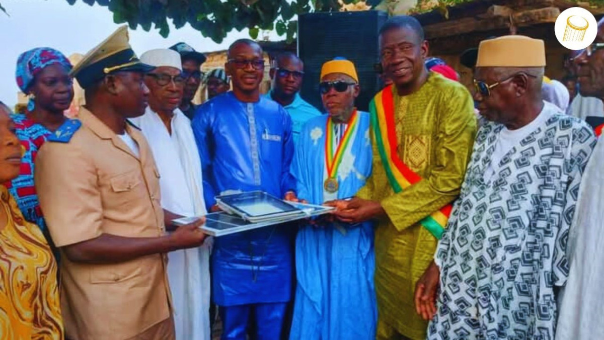 Des lampadaires pour la place BEERA