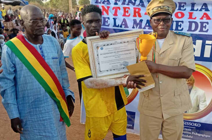 Mahina, au second cycle « A », s'adjuge le trophée de la coupe interscolaire.