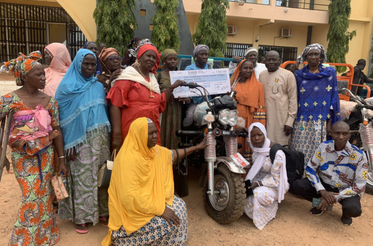 Remise de kits professionnels à des femmes et filles à Sikasso