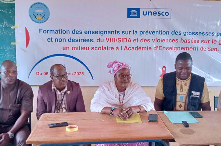 Des enseignants apprennent des notions sur la prévention des grossesses en milieu scolaire