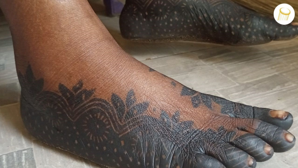 La pose du henné, une activité génératrice de revenu à Kayes en veille de fête