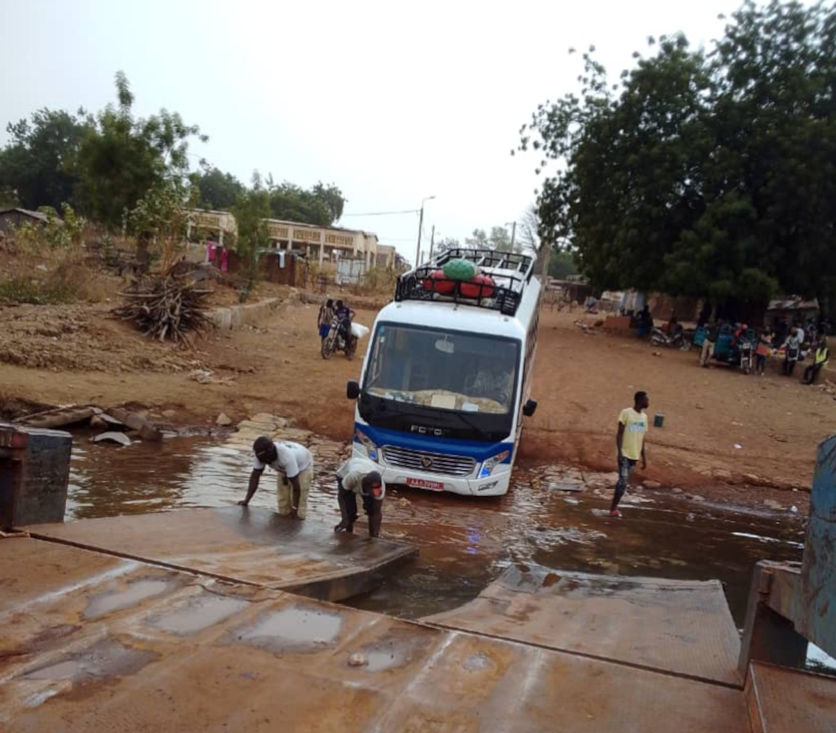 Un car bloqué des heures au bac à Bafoulabé