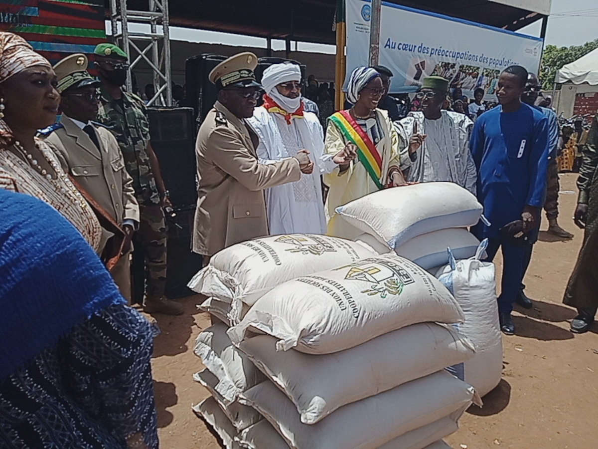 Le commissariat à la sécurité alimentaire remet des vivres aux déplacés de San
