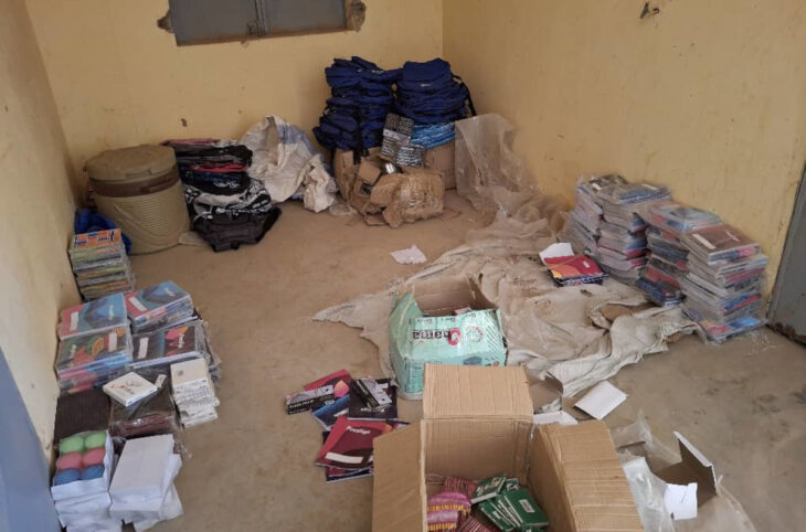 Don de kits scolaires à des élèves à Bourra