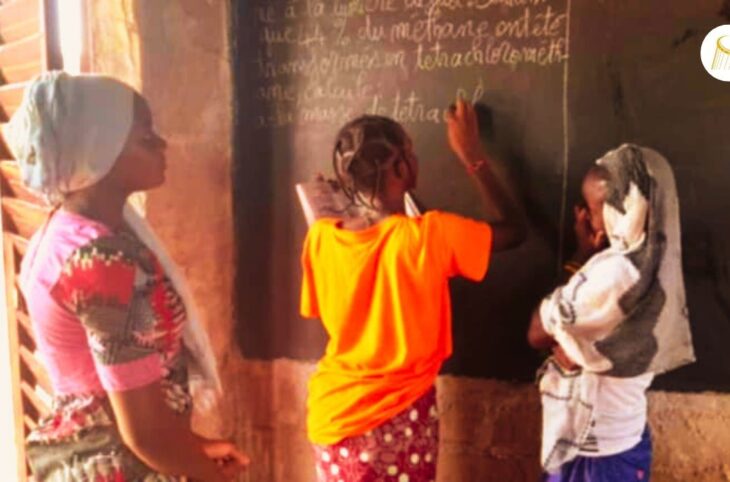 L'adoption de la jeune fille, une tradition qui s'estompe