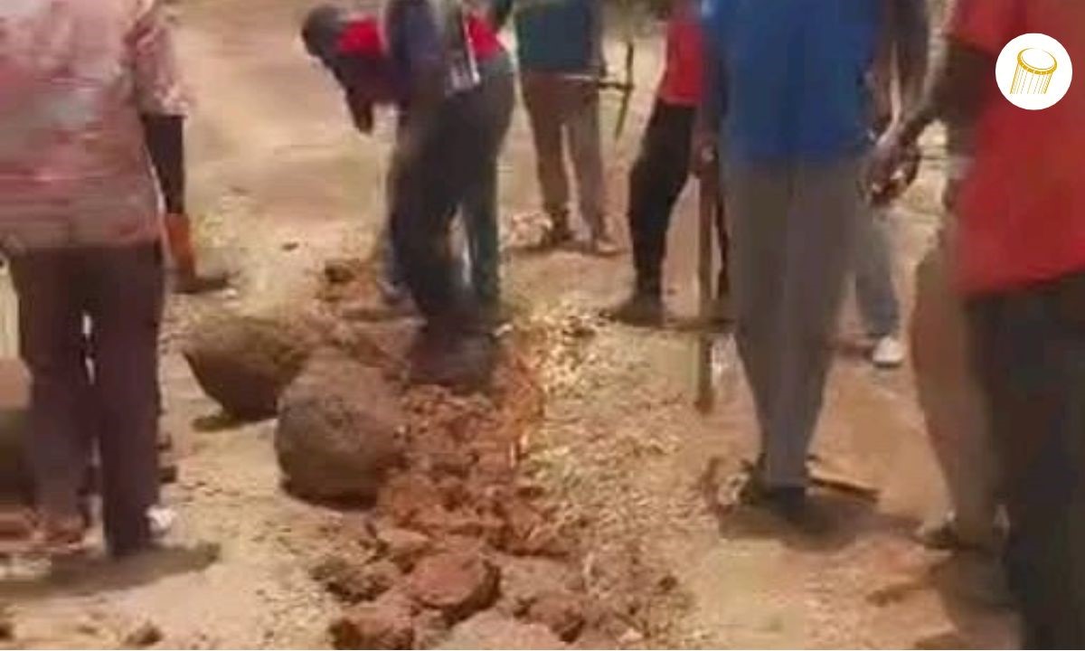 Kita : la jeunesse répare les routes de Sébékoro