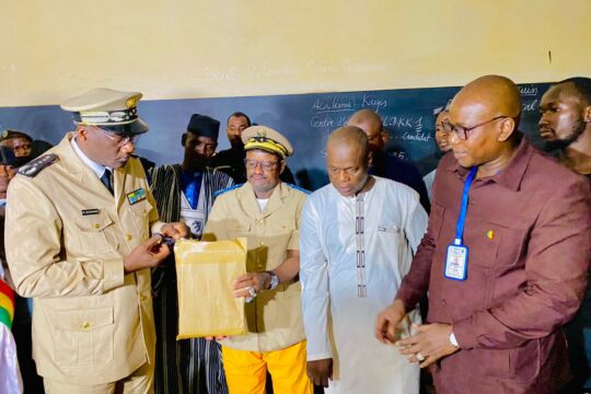 Le gouverneur de la région de Kayes ouvrant l’enveloppe des épreuves au Lycée Dougoukolo Konaré