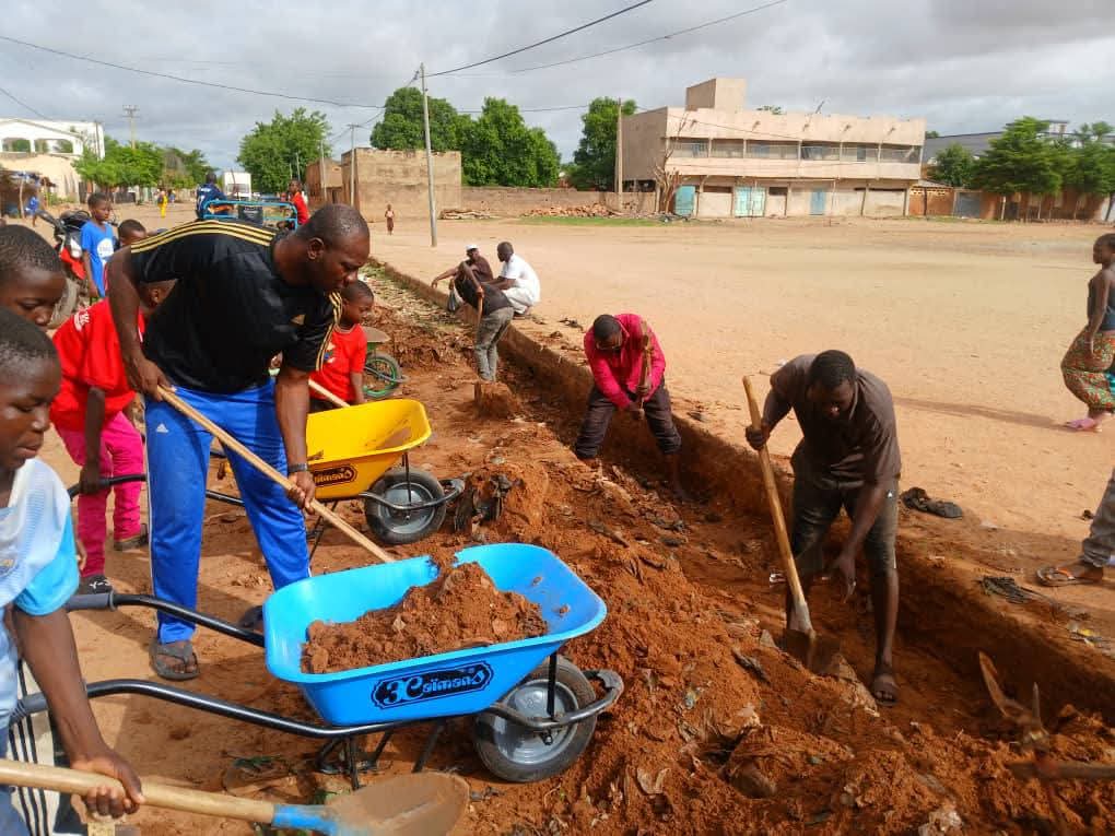 Des jeunes de Kayes Lafiabougou s’engagent pour la salubrité de leur quartier